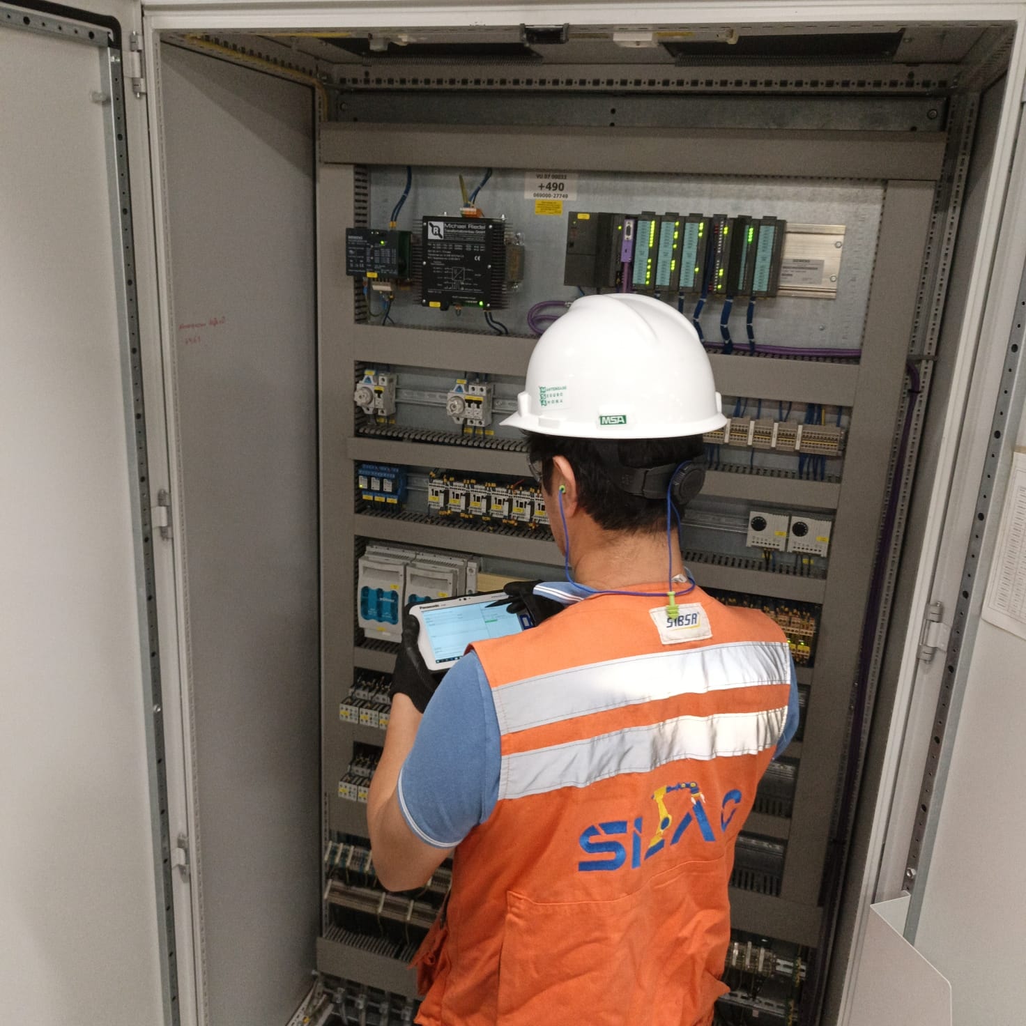 Técnico SITAC realizando mediciones en tablero eléctrico industrial
