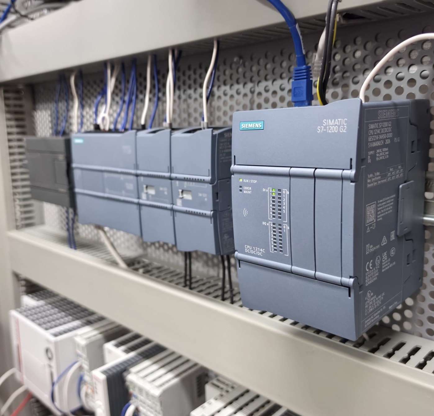 SIMATIC S7-1200 G2 CPU 1214C DC/DC/DC montado en banco de pruebas SITAC