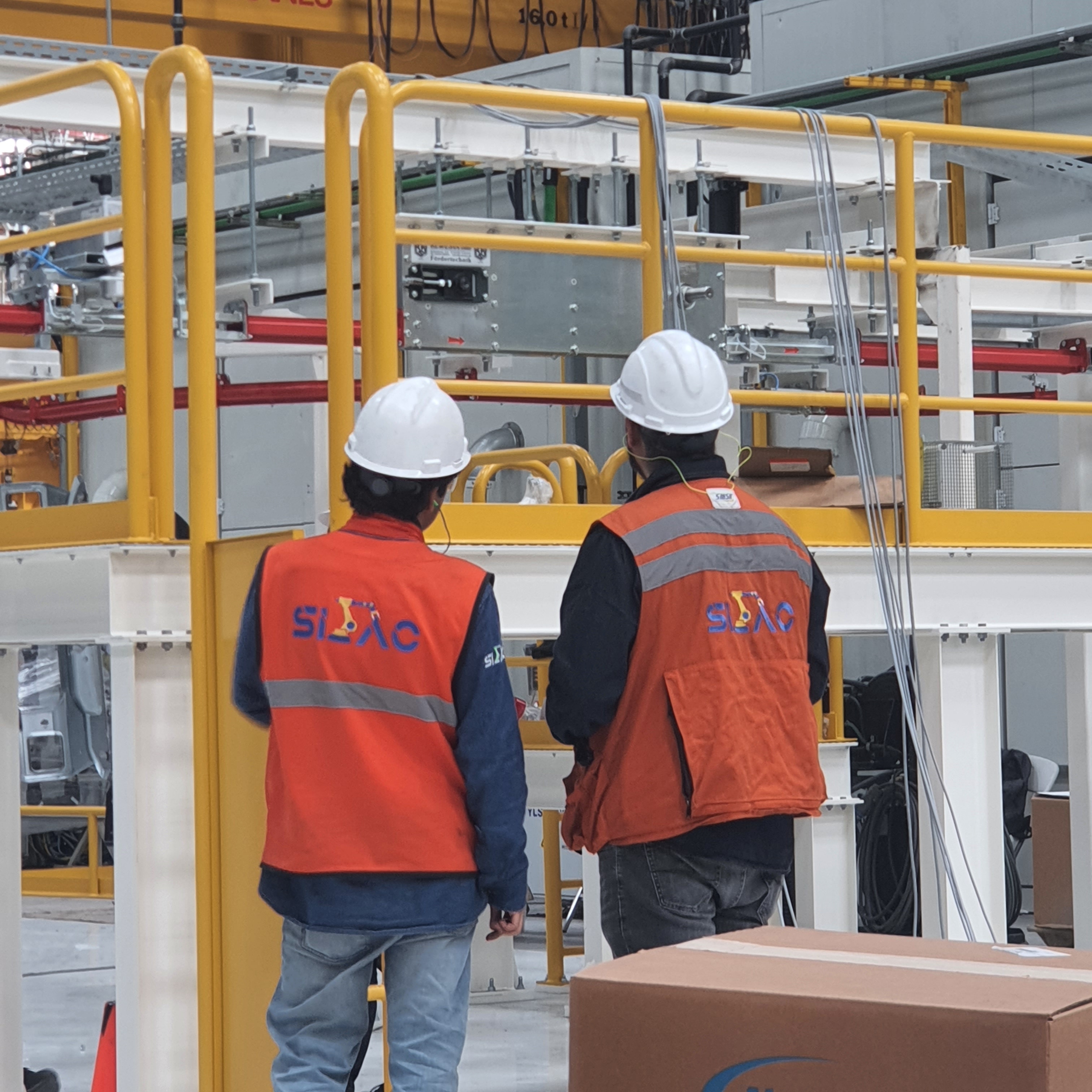 Técnicos SITAC trabajando en planta industrial
