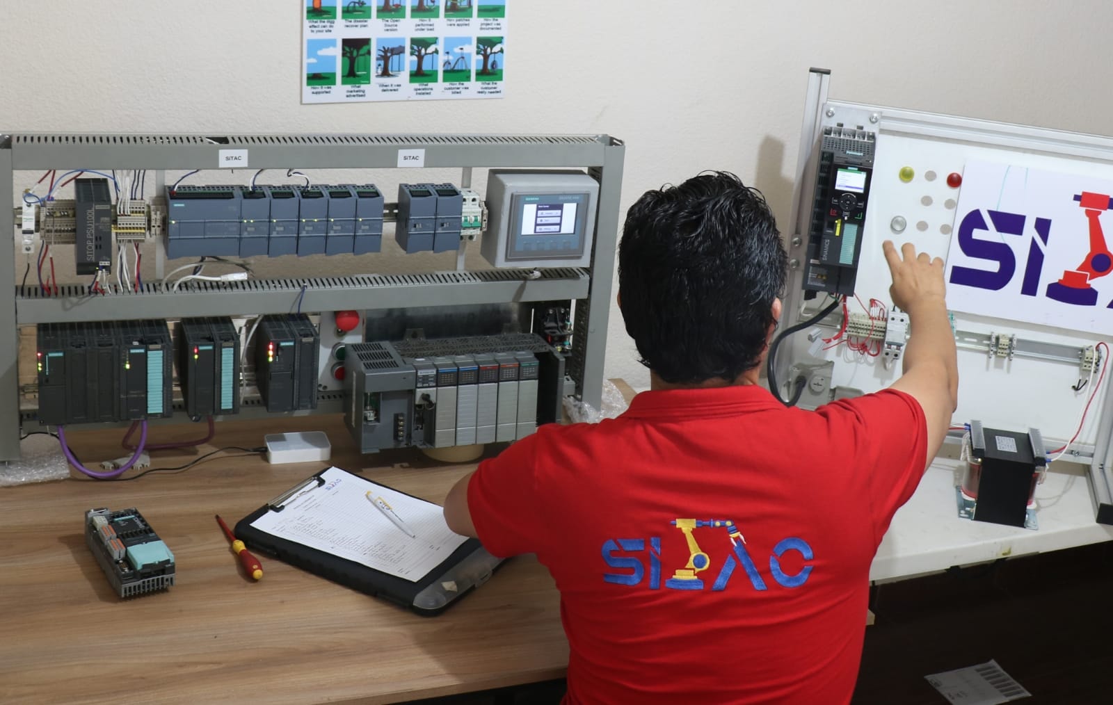 Técnico SITAC programando rack de PLCs Siemens